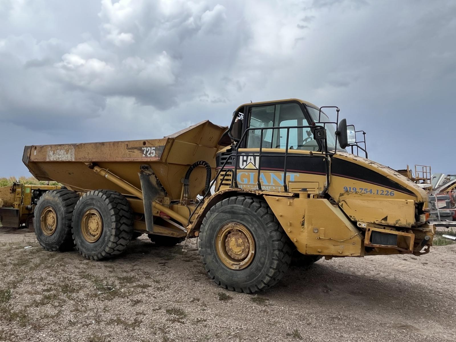 CATERPILLAR 725